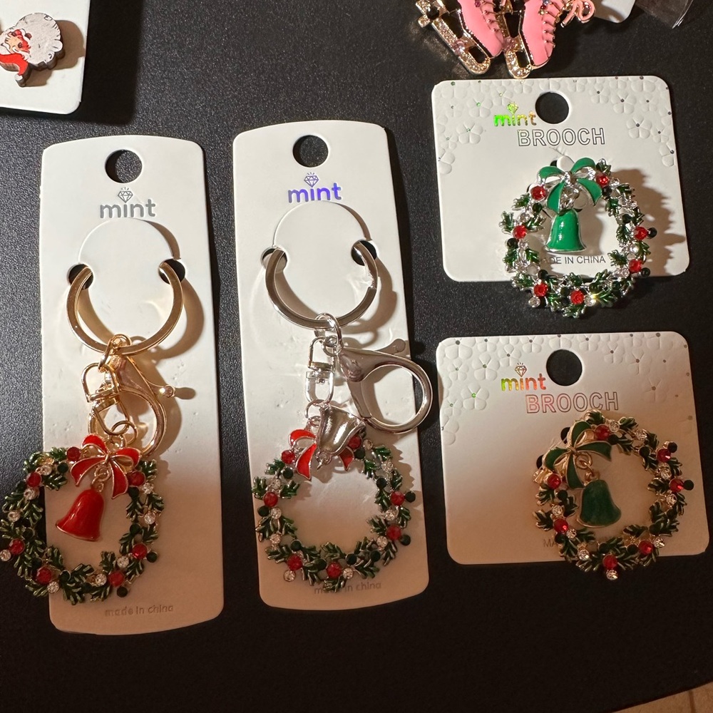 Mint Holiday Wreath Keychain and Brooch Set - Red and Green